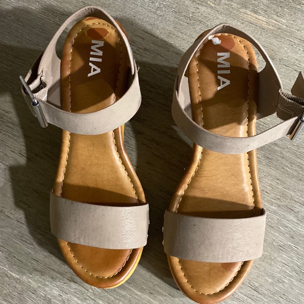 Mia Heeled Platform Sandals Wooden Heel Hammed Studs Open Toe 7 1\2 new no tags